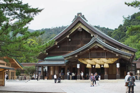 Sanctuaire Izumo Taisha Patrimoine japonais Izumo, situé au nord-ouest de Yamato, était reconnu comme un lieu sacré où le soleil se couche. Les habitants d'Izumo, associés au coucher du soleil, l'auraient observé avec admiration, le considérant comme sacré. Plage Inasa no Hama Sono-no-Nagahama WINDY FARM