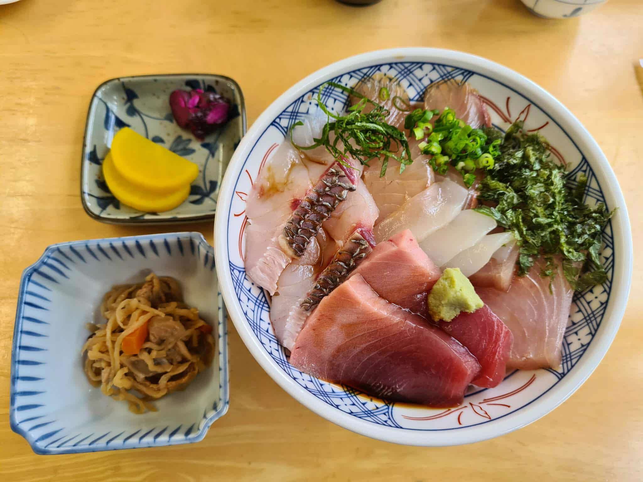 新鮮な海の幸満載の海鮮丼